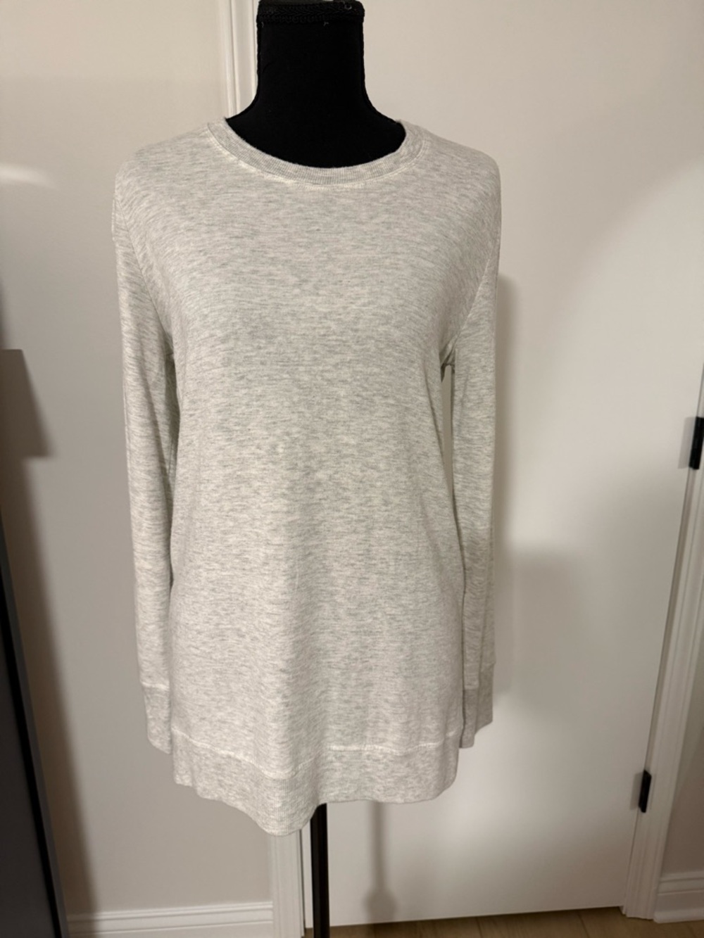 Athleta Heathered Light Gray Long-Sleeve Crewneck Top